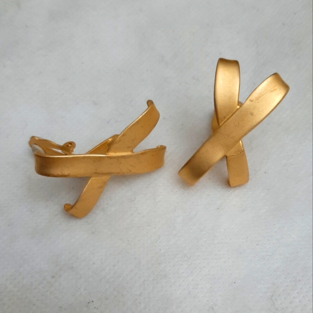 Norma Jean Matte Gold tone kiss Clip on earrings